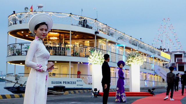 Đón tiếp thưởng ngoạn du lịch đêm trên tàu Sài Gòn Princess