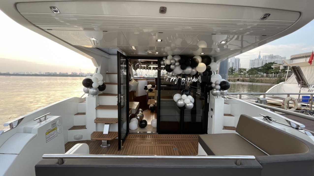 Không gian thoáng đãng, rộng rãi và sang trọng của du thuyền 5 sao