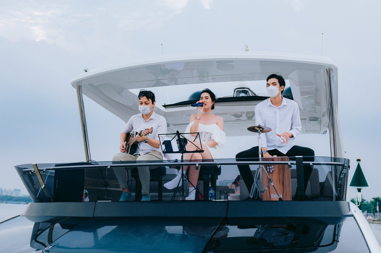 Chiều tà lãng mạn trên sông Sài Gòn